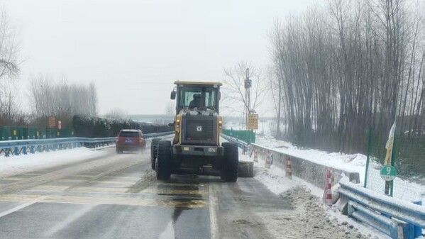 20260120汉宜项目部发展扫雪除冰保通顺行动摄影杨张奇1.jpg