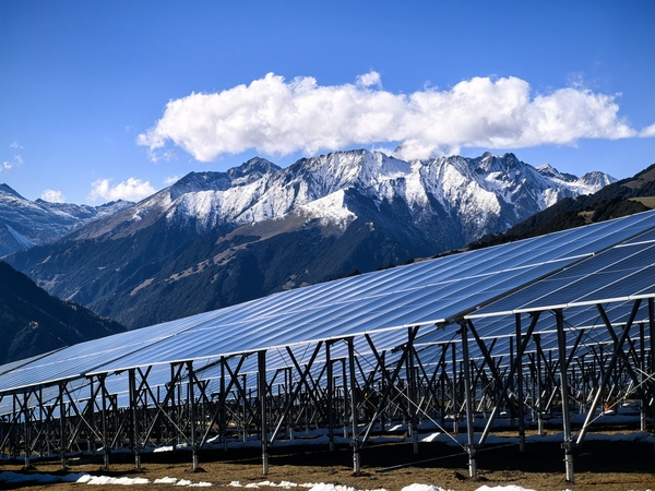 幼金川流域光伏基地项眼光伏组件.jpg