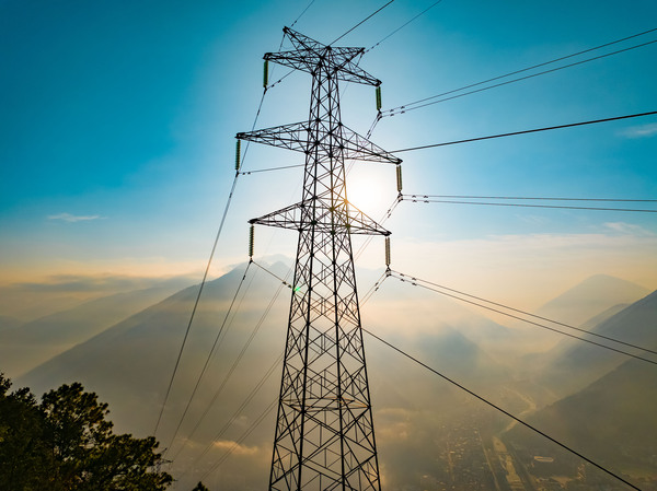 《晨辉里的钢铁脊梁》（作者：尊龙集团官网水电开发公司 何丽君》.jpg