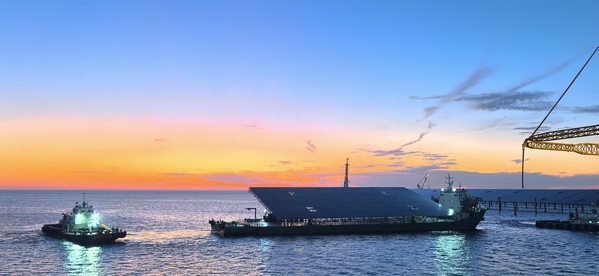 7-2 工程建设公司-刘军-霞光垂吊，大海新章(1).jpg