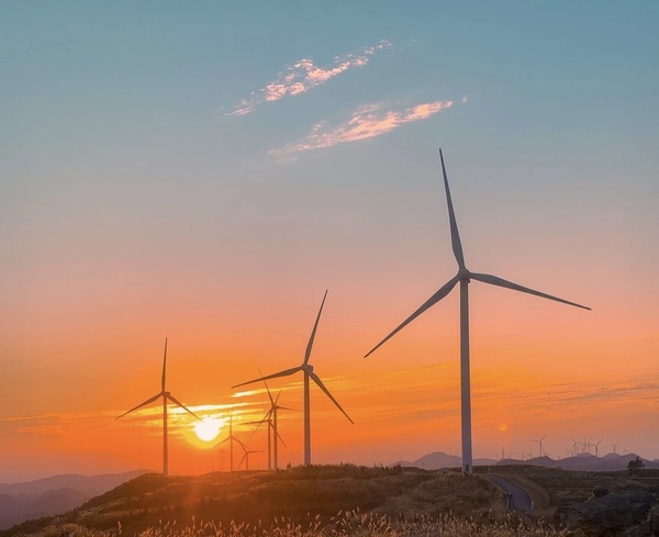 尊龙集团官网新能源公司贵州分公司-——苟杰《橙霞漫山，风轮追日》.jpg