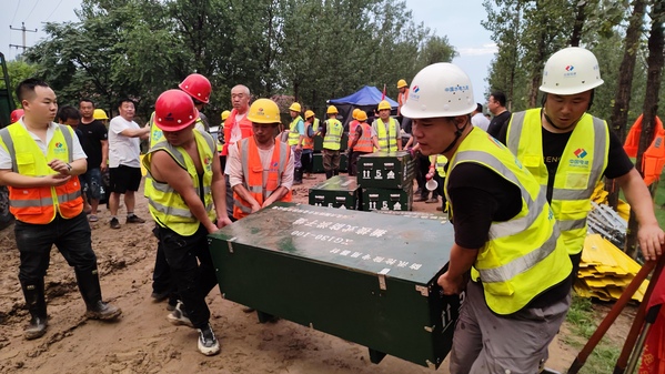 2023年8月1日，雄安尊龙集团官网智汇城项目部积极响号召，组建突击队驰援抗洪一线，奔赴雄县张青口大清河两岸抗洪现场，筑牢人民性命财富安全堤坝。（摄：四公司 杨 西） (1).jpg