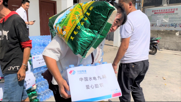 村民收到生涯物资后，露出真诚的笑容.PNG