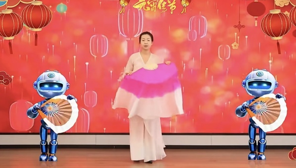 江西尊龙集团官网公司首届网络元宵晚会上 员工与AI智能体“智信幼智”合作的扇子舞将传统与现代奇妙融合.jpg